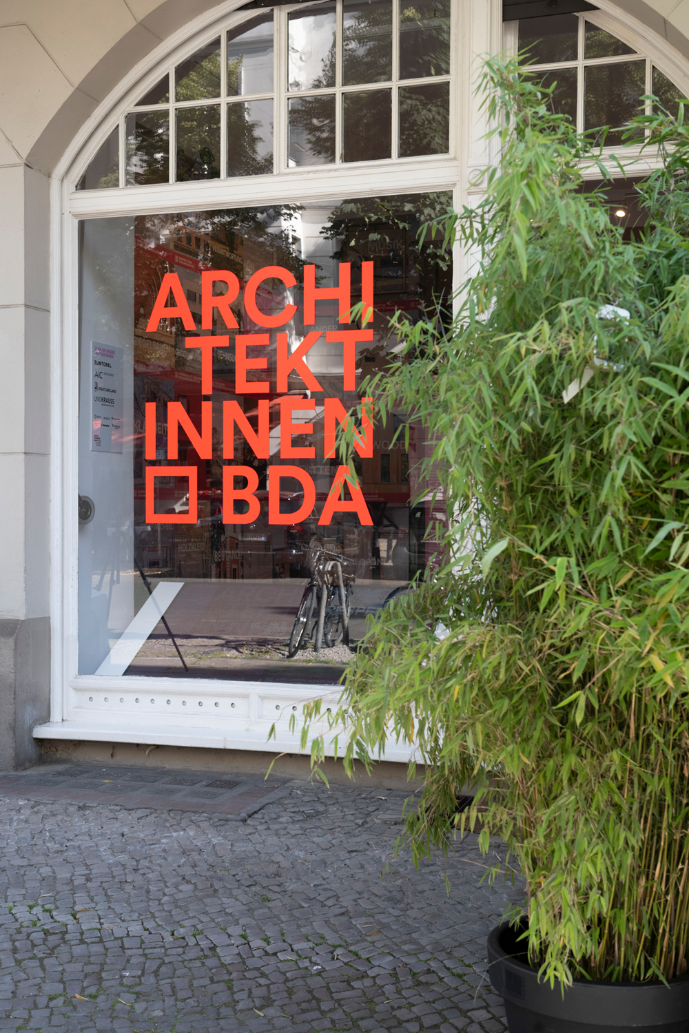 images/aktuelles/WIA%2025_BDA/BDA%20Plakate%20Ausstellungseroffnung_Juni%2025_DSC_6196.webp#joomlaImage://local-images/aktuelles/WIA 25_BDA/BDA Plakate Ausstellungseroffnung_Juni 25_DSC_6196.webp?width=1000&height=1500